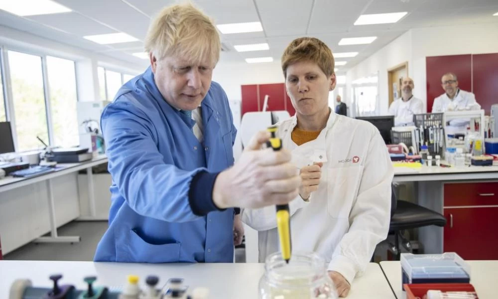 Ευχές Τζόνσον για έγκριση εμβολίου πριν από τα Χριστούγεννα